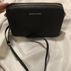 Like New Michael Kors Crossbody Bag Black